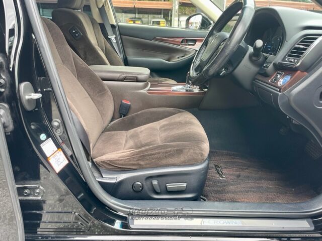 「お問合せはユーポスコザ店まで/098-934-8277お待ちしております」 トヨタ クラウンロイヤル