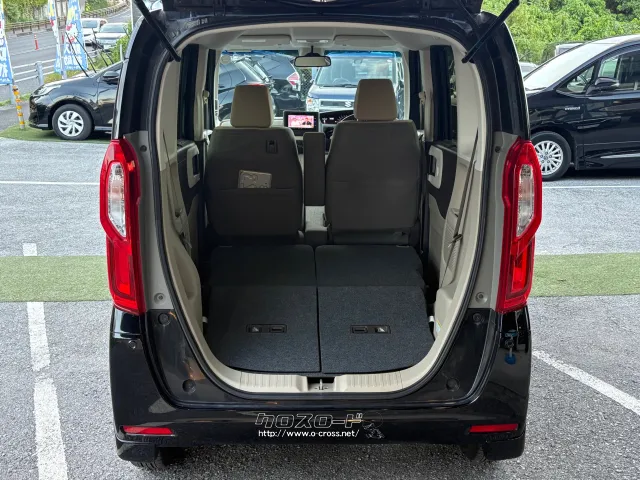 後席シートを倒すと大きな荷物も詰め込めます。 ホンダ N-BOX