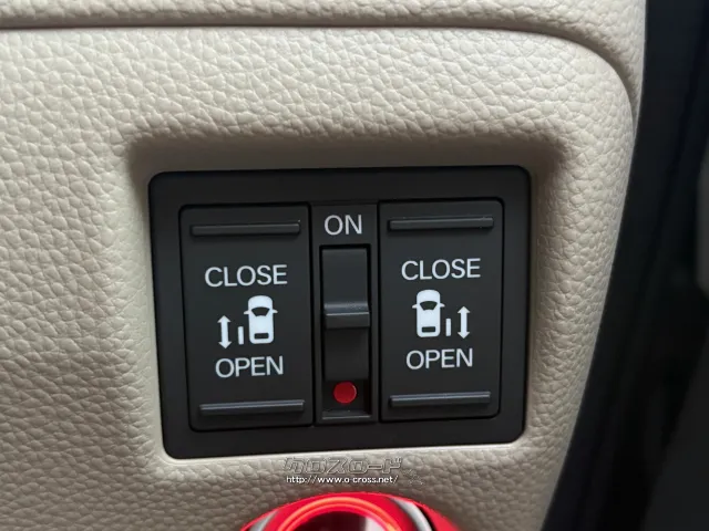 運転席右にパワースライドドア開閉スイッチあります。 ホンダ N-BOX