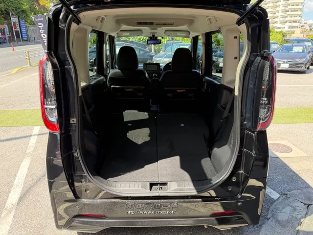後席を倒すと長物もつめ込めます 日産 ルークス