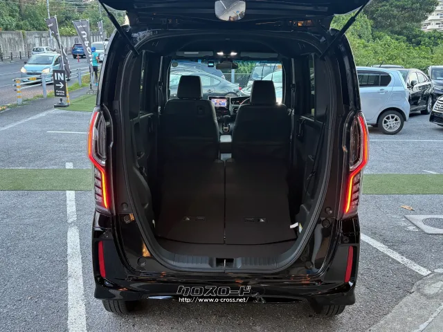 後席シートを倒すと大きな荷物も詰め込めます。 ホンダ N-BOX