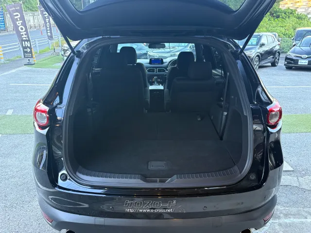 三列目シートを倒すと大きな荷物も詰め込めます。 マツダ CX-8