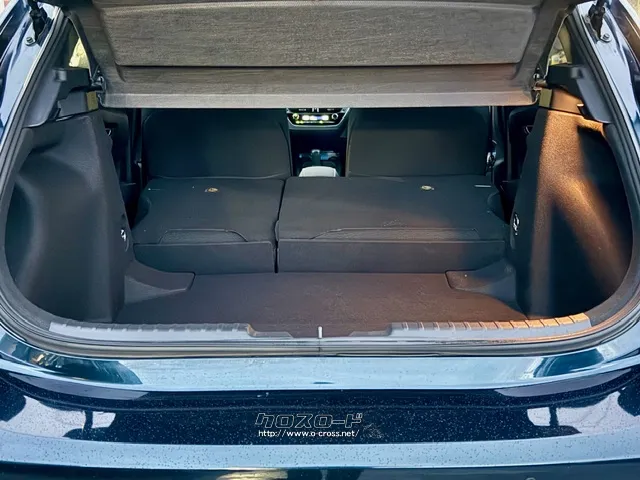 後席を倒すと長物もつめ込めます トヨタ カローラスポーツ