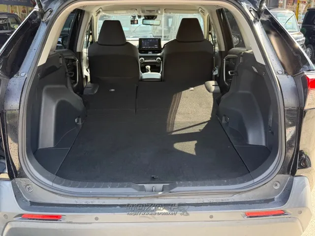 後席を倒すと長物もつめ込めます トヨタ RAV4