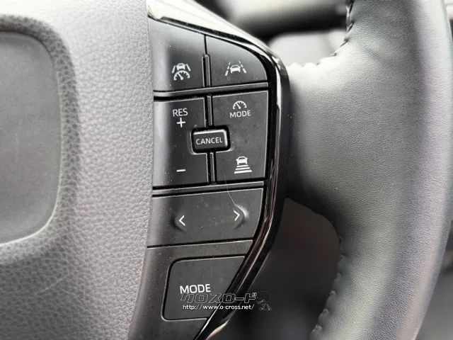 ハンドル右でクルーズコントロール操作が出来ます。 トヨタ プリウス