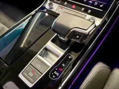 アウディ A8