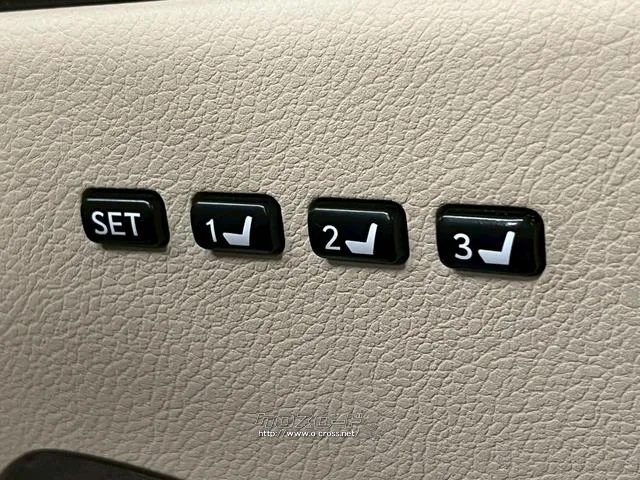 最大3名分までシートを記憶します。ワンタッチでベストな位置を確保できます。 レクサス HS