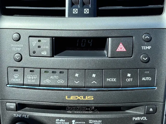 ボタンが大きく、操作のしやすいエアコン操作ボタン レクサス HS