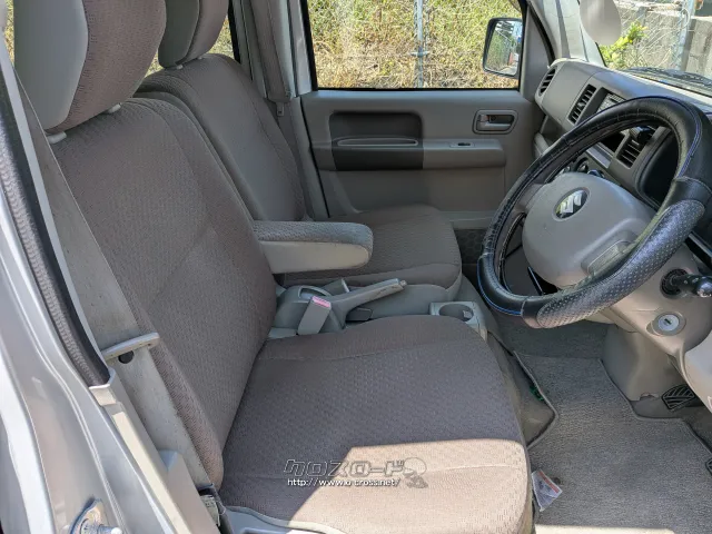 フロントシート。運転席はアームレスト、肘置きが付いております! スズキ エブリイ
