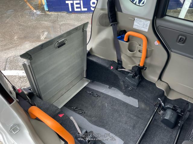 リアシートを前に倒すと車いすを入れるスペースが生まれます!! ダイハツ タント