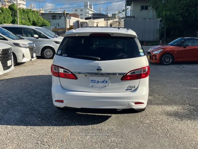 クロームの横バーには車名ロゴを刻印したリヤライセンスフィニッシャーを採用。 日産 ラフェスタハイウェイスター