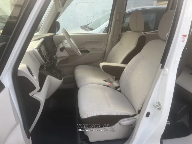 横方向への動きを強調するオープントレイにより上下に分割された2段構成のインパネ 日産 デイズルークス