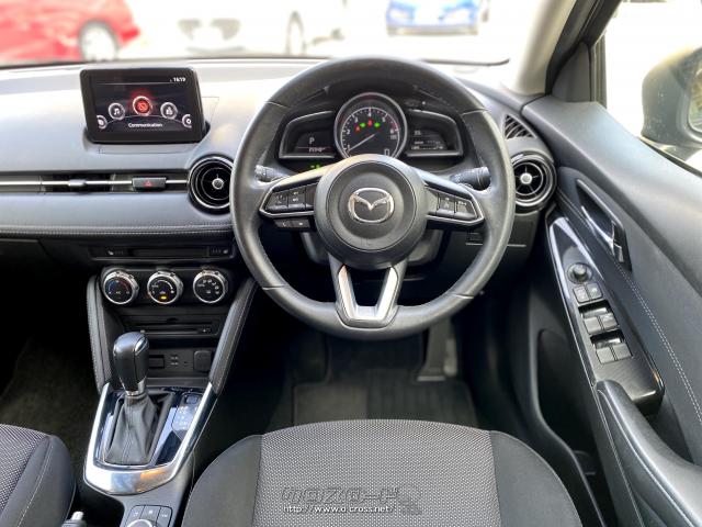 運転席周りはシンプルで使い易い造り。 マツダ デミオ