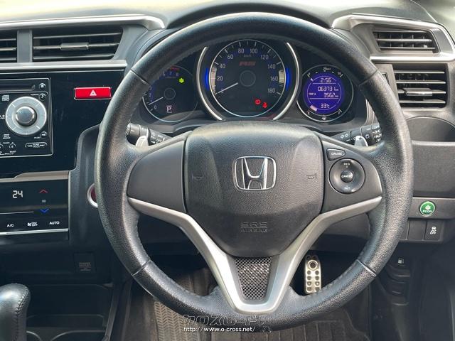 パドルシフト付き革巻きステアリング。スポーティな雰囲気がドライブの楽しさが倍増します!! ホンダ フィット