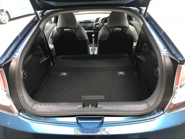 後部座席を倒せば、さらに広々と使えます。 ホンダ CR-Z
