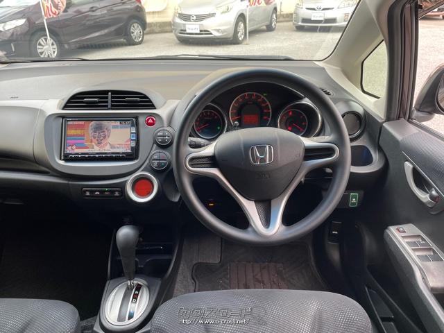 運転席周りはシンプルで使い易く、運転中も認識しやすい3眼式メーターです。 ホンダ フィット