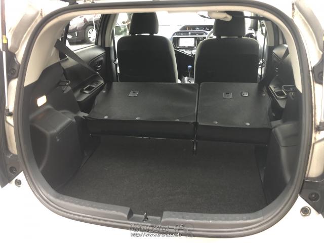 シートを倒せば広い荷台スペースを確保できます。 トヨタ アクア