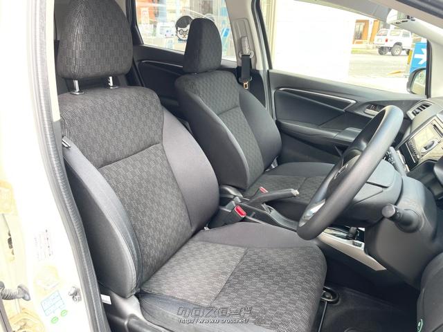 乗り降りし易い大開口なフロントドアに運転席シートはシートリフター付き。 ホンダ フィット