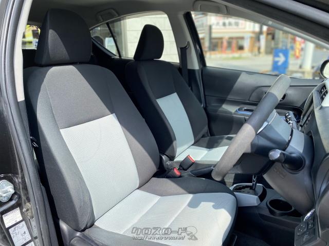 シートは運転席と助手席はセパレート。独立シートだから疲れにくい!また運転席シートにはシートリフター(座面の上下)もついてます! トヨタ アクア