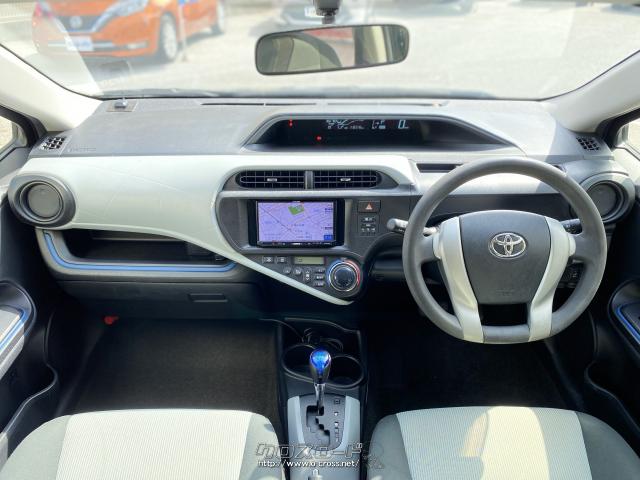 メーターパネルを始め、インサイドパネルを水平方向にする事で広さを演出。また足元もコンパクトカーとは思わせない程の広々とした造り。 トヨタ アクア