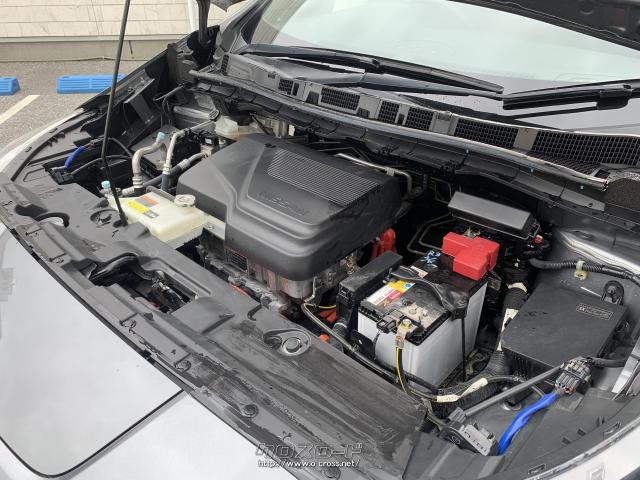 パワートレインルームはすっきりとした印象に。 日産 リーフ