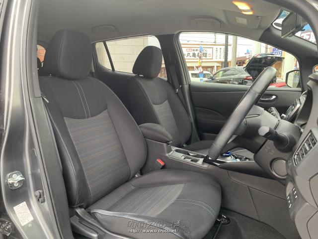 アクセルペダルから足を離すと、回生ブレーキと通常のブレーキ双方を自動的に制御し、クルマを減速、停車させることができ、坂道においても停止を保持することができる 日産 リーフ