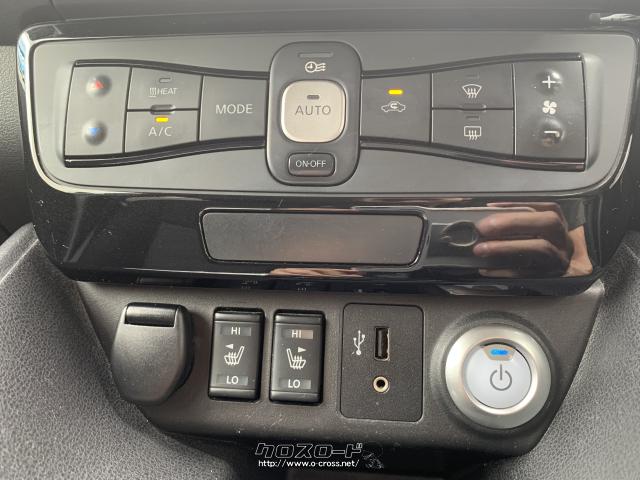 エアコン操作パネルはシンプルなデザインに。下にはプッシュスタート・USBポート・シートヒーターのスイッチが配置されています。 日産 リーフ