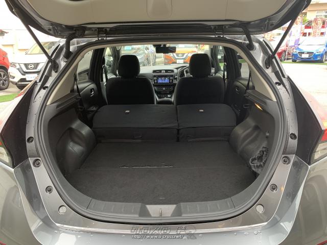 後席シートを倒す事で大きな荷物も積み込むことができます。 日産 リーフ