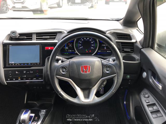 「VSA(車両挙動安定化制御システム)」や「ヒルスタートアシスト機能」に加え、急ブレーキ時に後続車へ注意を促す「エマージェンシーストップシグナル」を標準装備。 ホンダ フィットハイブリッド