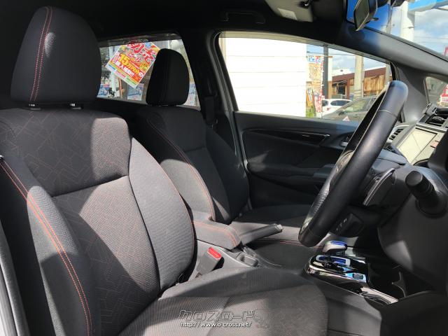 運転席にはシートリフターが付いています。 ホンダ フィットハイブリッド