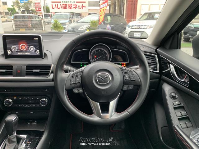 ステアリングホイールや単眼メーターとドライバーの体の中心を同軸にレイアウト、クルマとドライバーの一体感を演出。 マツダ アクセラスポーツ