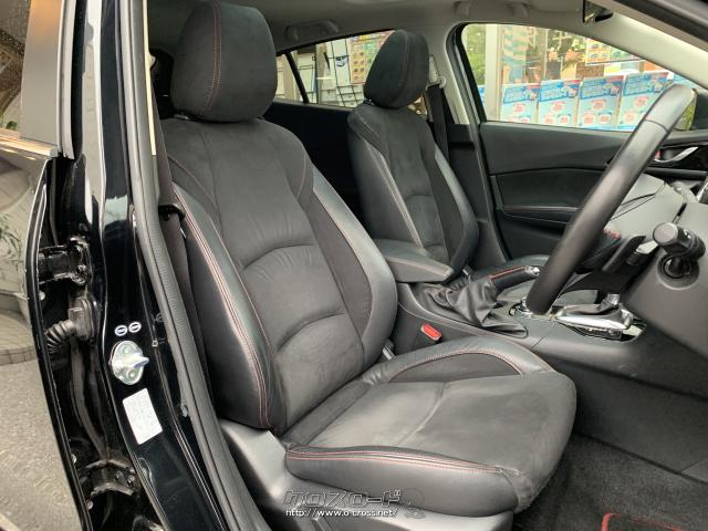 スムースレザーにクロスレッドステッチを施したステアリング、専用シート(ラックススエード/レザー)などを装備。 マツダ アクセラスポーツ