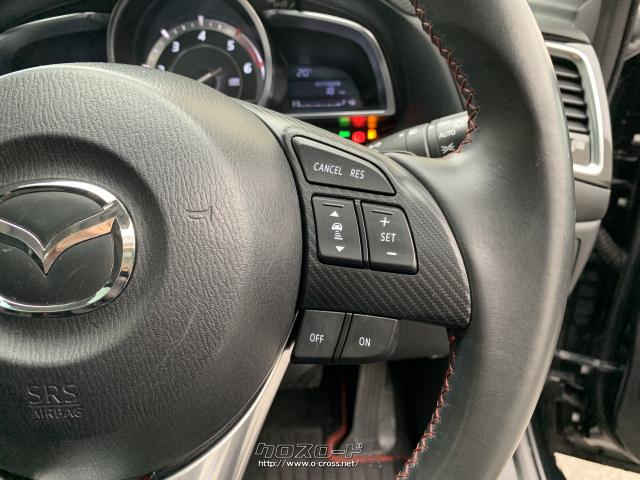 右側にはレーダークルーズコントロールの操作スイッチが配置されています。 マツダ アクセラスポーツ