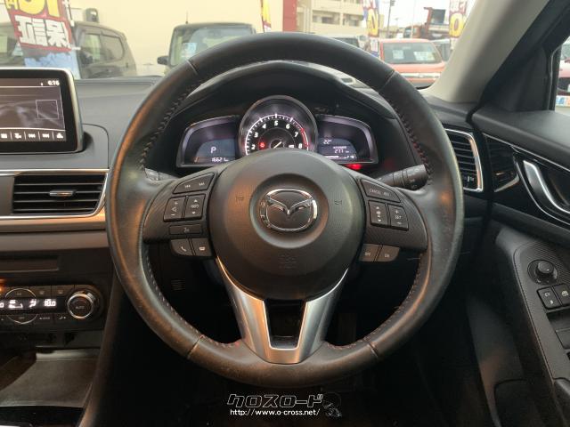 ステアリングホイールや単眼メーターとドライバーの体の中心を同軸にレイアウト、クルマとドライバーの一体感を演出。 マツダ アクセラスポーツ