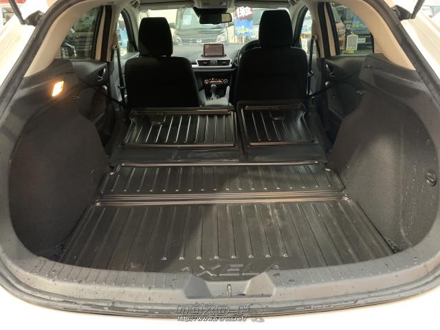 後席を倒す事で大きな荷物を積み込むことができます。 マツダ アクセラスポーツ