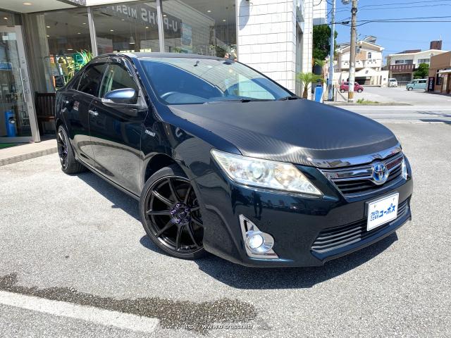 ワイド感を強調したアッパーグリルとヘッドランプ、メッキ加飾を施すとともに冷却効率を高めるため開口部を大きくとったアンダーグリルを採用したフロントビュー。 トヨタ カムリ