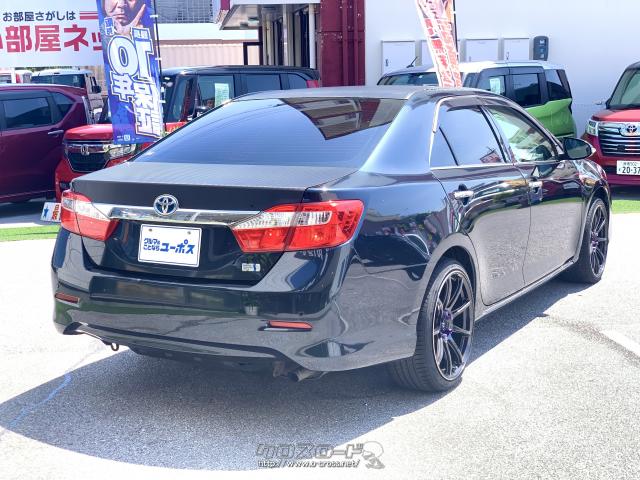 コーナー部を外側に張り出したリヤバンパー、めっきのガーニッシュによりワイド感と安定感を表現した。 トヨタ カムリ