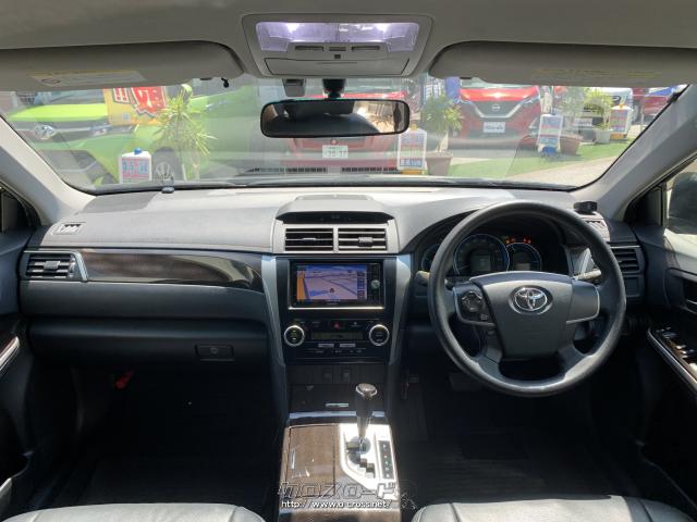 各所に施した精緻なステッチ加工やサイバーカーボン加飾などにより、上質な本物志向のインテリアを実現。 トヨタ カムリ