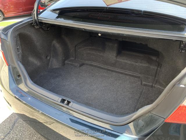 駆動用バッテリーなどをコンパクト化し、ゴルフバック4セットを収納できる440L(VDA法)のトランク容量を備えた。 トヨタ カムリ