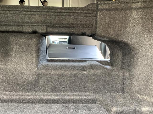 後席を倒す事でトランクルームから車内へ繋がり長い物も積み込み可能に。 トヨタ カムリ