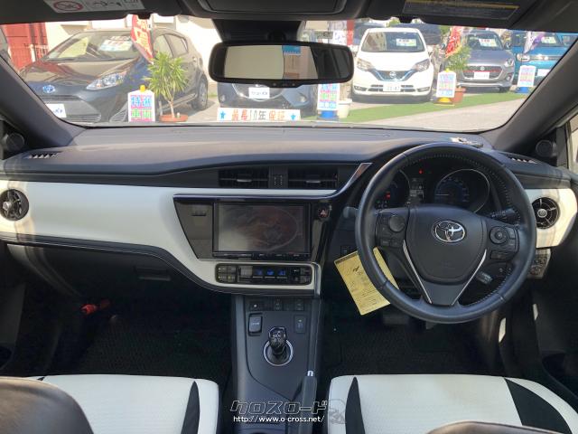 インテリアは、白と黒を基調とし、シート表皮には本革とウルトラスエードを採用。 トヨタ オーリス