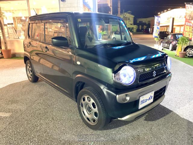 黒色のバンパーにシルバー塗装のバンパーガーニッシュを採用し、フェンダーアーチモール、サイドスプラッシュガードも黒色として力強さを表現。 スズキ ハスラー