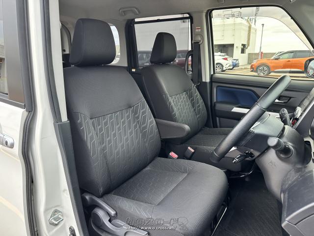 運転席にはシートリフターが装備されています。 ダイハツ トール