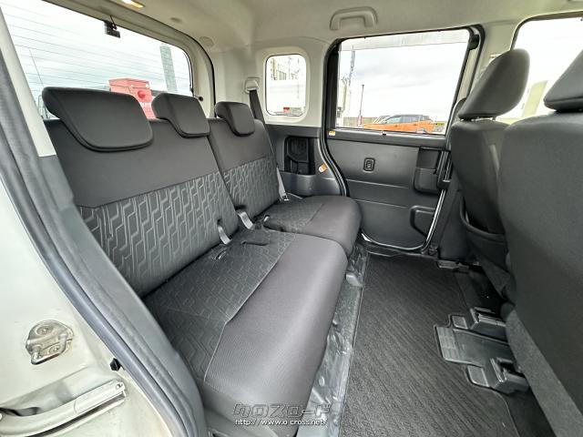 電動でラクに開閉可能なパワースライドドアは、開閉時の挟み込み防止機能や予約ロック機能付で、パワースライドドアに連動して点灯する後席ステップランプを採用。 ダイハツ トール