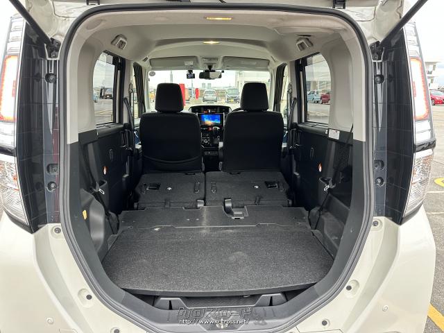 荷室の積載性を高める多機能デッキボード(防汚シート付)を設定し、2段デッキを採用し、跳ね上げやデッキボードの反転などにより、自転車やベビーカーなど様々なものが積載可能となっている。 ダイハツ トール