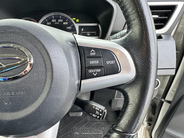 右側にはクルーズコントロールとメーターディスプレイの操作スイッチが配置されています。 ダイハツ トール