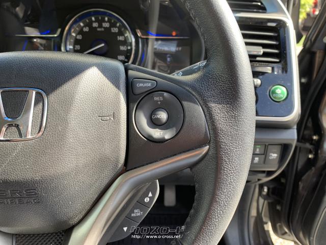 ハンドル右側にはクルーズコントロールの操作スイッチ ホンダ グレイス