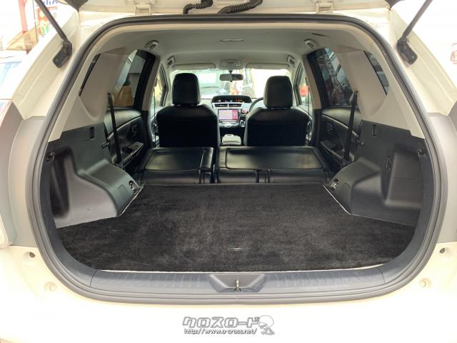 後席を倒す事で大きな荷物を積み込み可能に。 トヨタ プリウスα