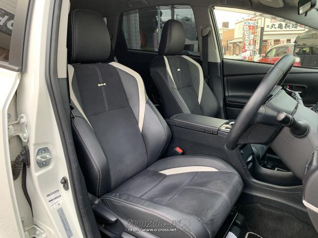 運転席にはシートリフターが装備されています。 トヨタ プリウスα