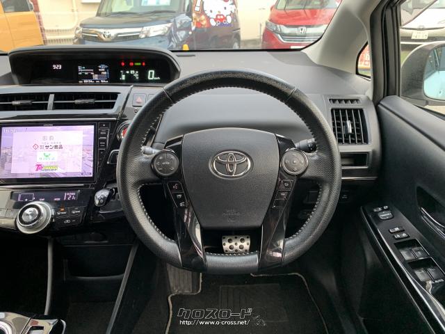 ブラックで統一されたインテリアにラメ入りピアノブラック塗装やメッキ加飾、シルバーステッチを配置するなど、上質感を付与 トヨタ プリウスα